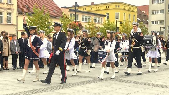 Uroczyste ślubowanie pierwszoklasistów "Żeglugi" na kozielskim rynku
