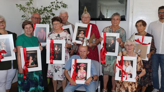 Urodzinowe sesje fotograficzne kozielskich seniorów. ZDJĘCIA