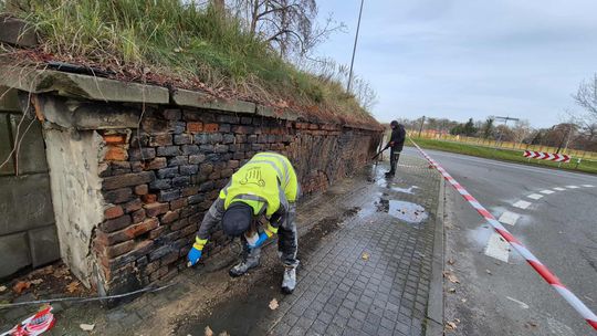 Usunięto graffiti z elewacji schronu fortecznego w Koźlu. ZDJĘCIA