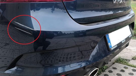 Uszkodził samochód stojący na parkingu i uciekł. Czytelnik prosi o pomoc