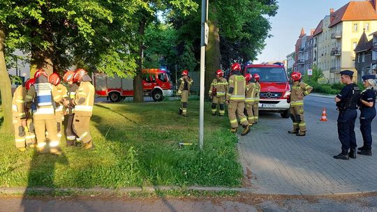 Uszkodzony gazociąg w trakcie koszenia trawy. Interweniowali strażacy