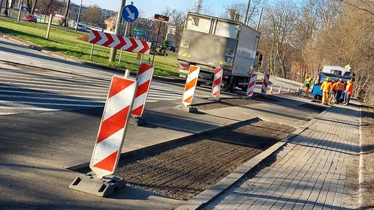 Utrudnienia na drogach w całym mieście. Drogowcy naprawiają ubytki