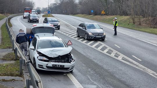 Utrudnienia na obwodnicy po kolizji dwóch pojazdów
