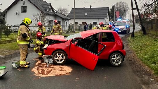 Volkswagen Lupo dachował w Gierałtowicach. Kobieta, która prowadziła samochód trafiła do szpitala