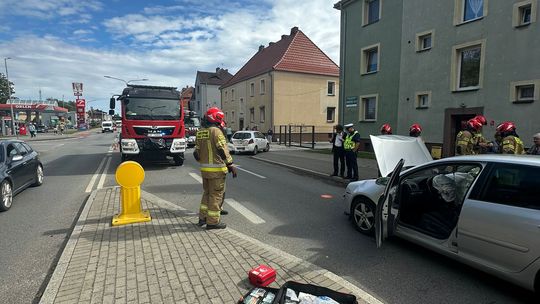 Volkswagen uderzył w tył toyoty na ulicy Kozielskiej w Kędzierzynie. ZDJĘCIA