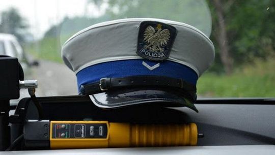 W Długomiłowicach kierowca mazdy chciał uciec policjantom. Był pijany