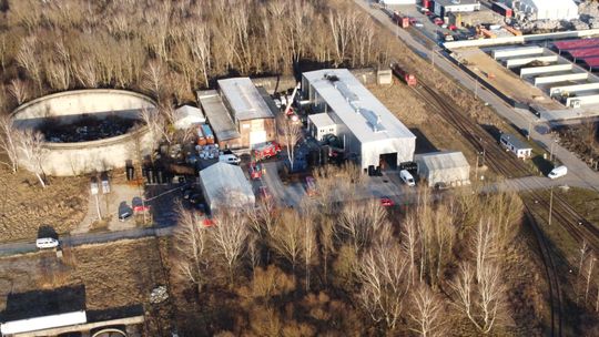 W hali produkcyjnej zapaliła się maszyna, a później dach