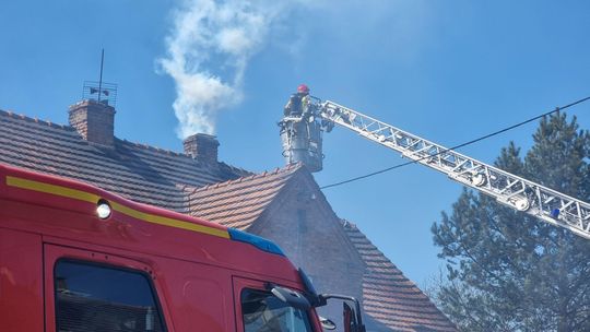 W kominie przy ulicy Kłodnickiej zapaliła się sadza. Zdjęcia z akcji strażaków