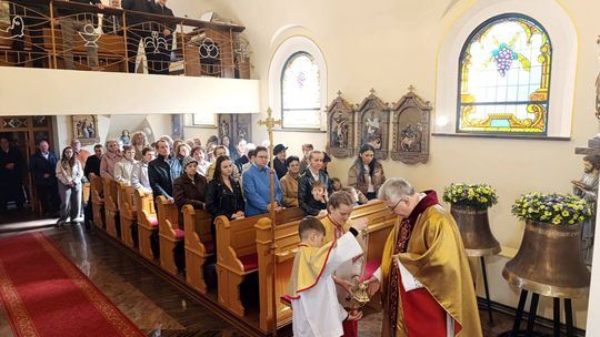 W kościele filialnym pw. św. Marii Magdaleny w Kobylicach pojawiły się „nowe” dzwony. ZDJĘCIA W kościele filialnym pw. św. Marii Magdaleny w Kobylicach pojawiły się „nowe” dzwony. ZDJĘCIA