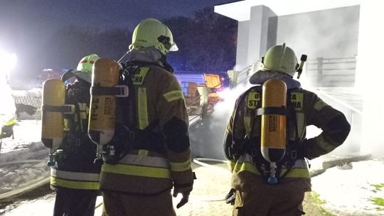 W kotłowni zapaliło się nagromadzone drewno. Interweniowali strażacy