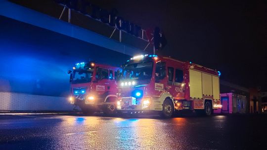 W markecie uruchomił się alarm pożarowy. Interweniowali strażacy