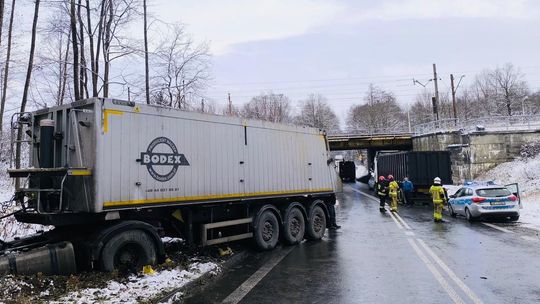 Na ul. Spacerowej, gdzie doszło do zderzenia dwóch ciężarówek, wprowadzono ruch wahadłowy