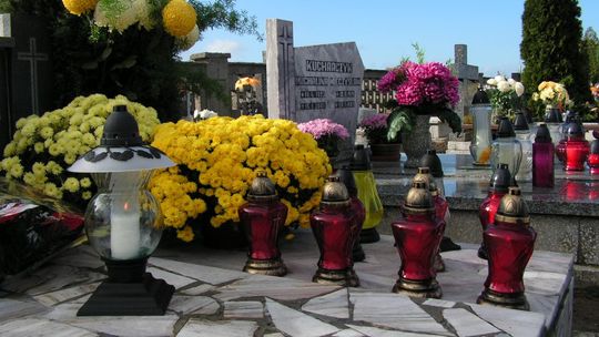 W najbliższych dniach nie odwiedzimy grobów bliskich. To pierwszy taki zakaz w historii