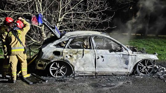 W nocnym pożarze samochód spłonął doszczętnie
