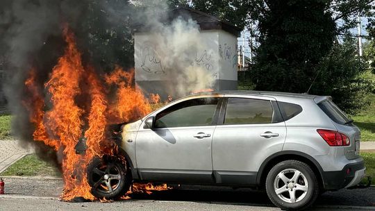 W ogniu stanął samochód osobowy. Na miejsce natychmiast wezwano straż pożarną