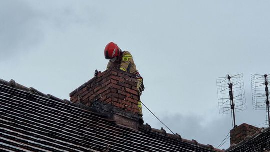 W przewodzie kominowym zapaliła się nagromadzona sadza