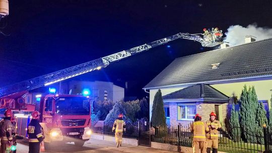 W przewodzie kominowym zapaliła się sadza. Interweniowali strażacy