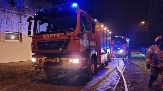 W Rogach zapalił się budynek gospodarczy. Interweniowali strażacy