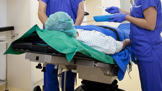 W styczniu na Covid-19 częściej chorowali zaszczepieni. Więcej zgonów było wśród niezaszczepionych