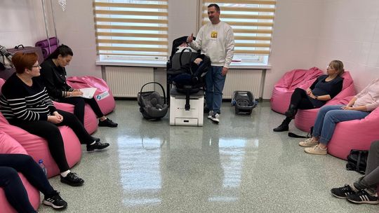 W szkole rodzenia odbyły się zajęcia z fotelikowania. ZDJĘCIA