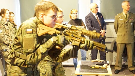 W szkole w Sławięcicach powstała wirtualna strzelnica. ZDJĘCIA