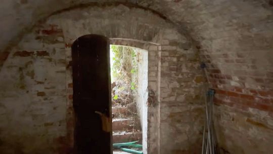 W takich warunkach można było komfortowo przechowywać żywność. VIDEO