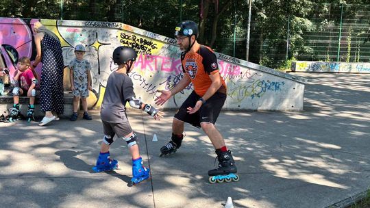 Wakacje na sportowo z MOSiR-em. Warsztaty rolkarskie, a wkrótce kolejne zajęcia