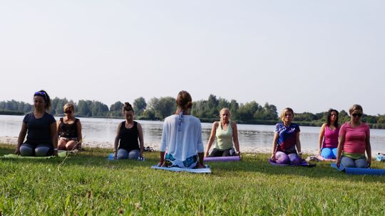 Wakacyjna odsłona jogi na Dębowej. To wydarzenie zaplanuj sobie w kalendarzu!