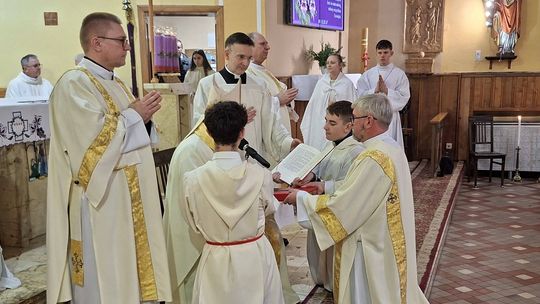 Waldemar Wczasek przyjął święcenia diakonatu. Ma dar rozmawiania z młodzieżą