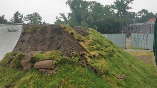 Wandale zniszczyli elementy skateparku, który powstaje w Koźlu