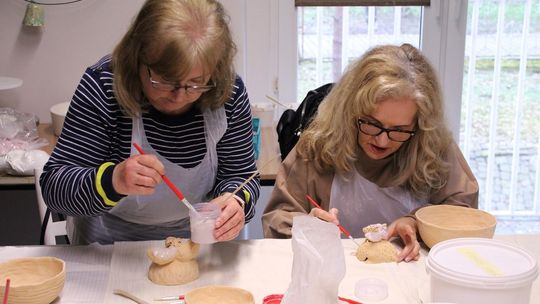 Warsztaty ceramiczne dla seniorów w kozielskiem "Magnolii"