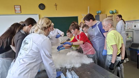 Warsztaty chemiczne w większyckiej szkole. A jednak chemia da się lubić. ZDJĘCIA
