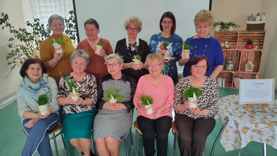 Warsztaty czerpania papieru dla seniorów z Kędzierzyna. ZDJĘCIA