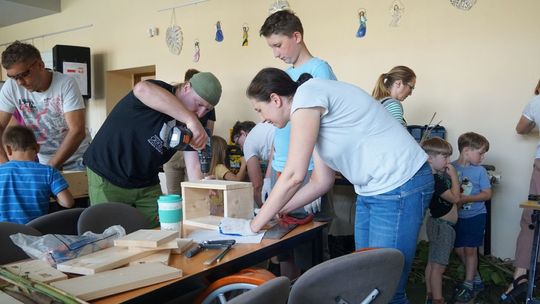 Warsztaty rodzinne w bibliotece "Zbuduj hotel dla zapylaczy"