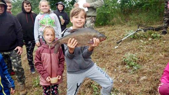 Wędkarski narybek łowił rybki. Taki prezent na Dzień Dziecka. ZDJĘCIA