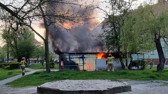 Wiata śmietnikowa stanęła w ogniu. To już kolejna w ciągu kilku dni