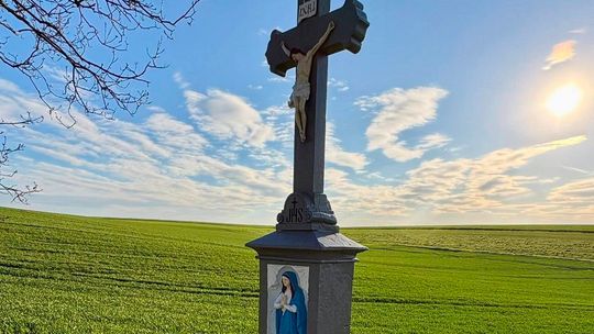 Widział różne krzyże i kapliczki, ale to miejsce okazało się wyjątkowe. ZDJĘCIA