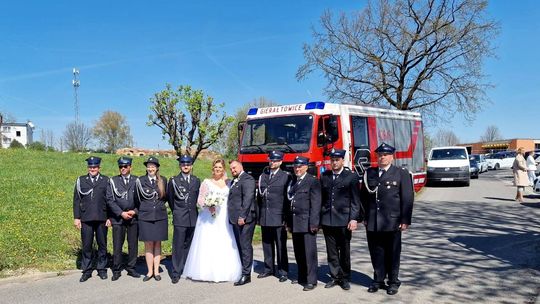 Wielka „strażacka rodzina” na weselu swojego kolegi. ZDJĘCIA