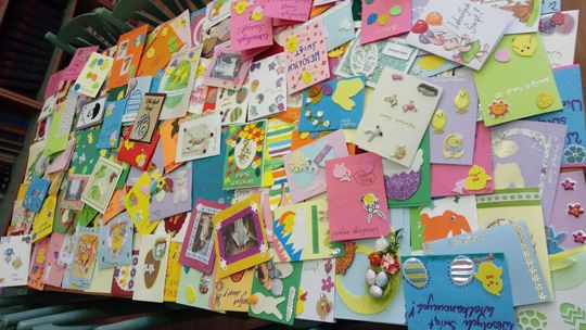 Uczniowie ogólniaka przygotowali kartki dla chorych