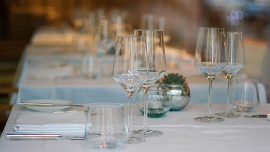 Wino bezalkoholowe na imprezę - Lidl i Biedronka to nie jedyne miejsca, w których je kupisz Wino bezalkoholowe na imprezę - Lidl i Biedronka to nie jedyne miejsca, w których je kupisz