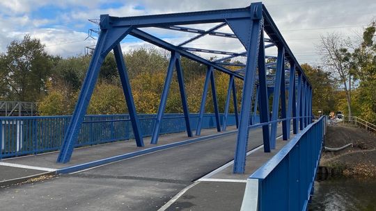 Uszkodzony most i zablokowany wjazd do zakładów w Blachowni z ulicy Szkolnej