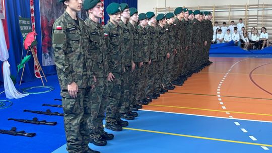 Wojskowa musztra na apelu w blachowiańskiej PSP nr 10. ZDJĘCIA Wojskowa musztra na apelu w blachowiańskiej PSP nr 10. ZDJĘCIA