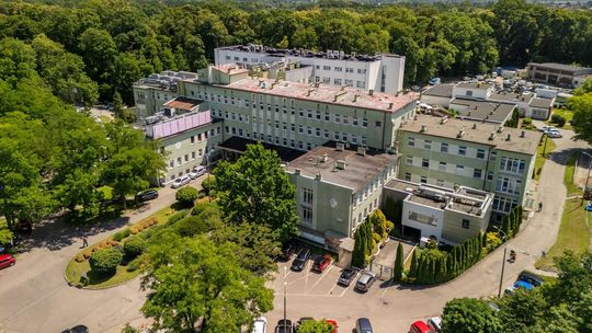 Wokół kozielskiego szpitala pojawi się mnóstwo zieleni, ścieżek, ławek, pergoli i wiata rowerowa