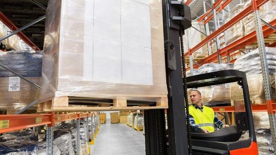 Wózek widłowy wysokiego składowania - zobacz, co potrafi!