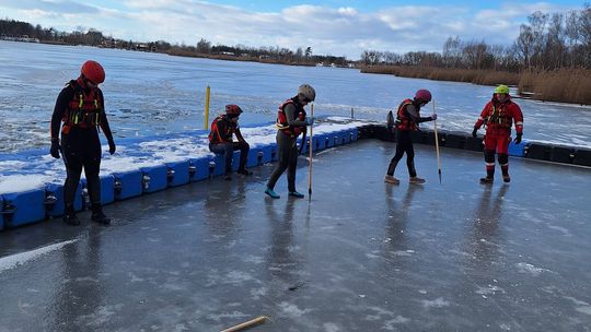 Wpis WOPR wywołał burzliwą dyskusję. Czy na akwenie Dębowa można pływać pod lodem?