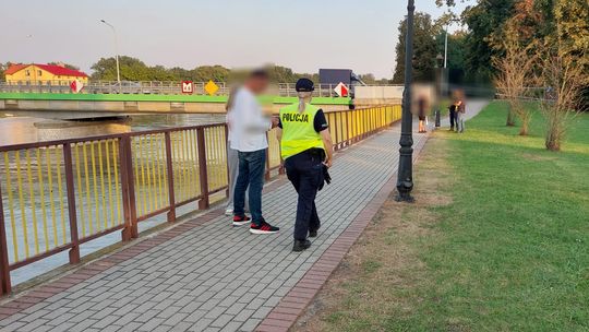 Wprowadzono zakaz chodzenia po wałach w tym również po kozielskiej promenadzie