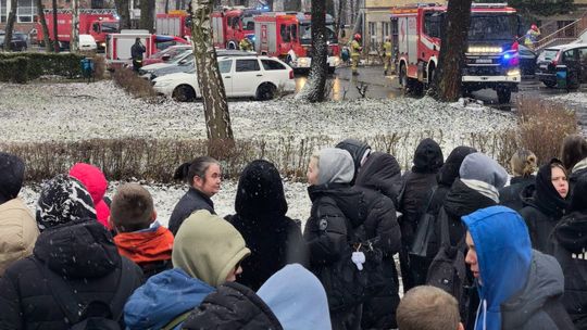 Wybuch w laboratorium i ewakuacja szkoły. Ćwiczenia bezpieczeństwa w ZS nr 3 w Sławięcicach. ZDJĘCIA