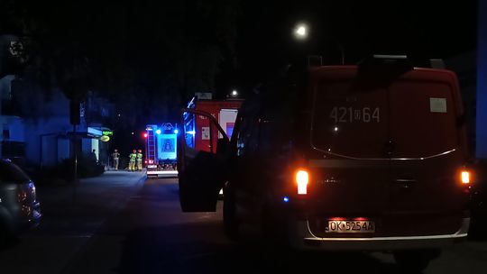 Wyciek gazu w budynku wielorodzinnym na osiedlu Piastów. Na miejscu kilka zastępów straży pożarnej