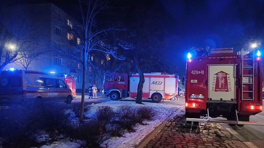 Wyczuwalny zapach gazu w bloku. Na miejscu pracuje kilka zastępów straży pożarnej Wyczuwalny zapach gazu w bloku. Na miejscu pracuje kilka zastępów straży pożarnej