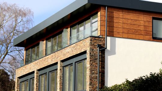 Wymiana drzwi i okien w nieruchomości – jak wybrać odpowiednie rozwiązania?